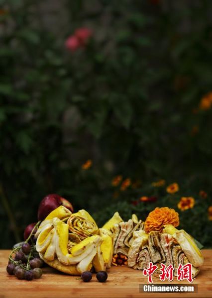 圖為做好的月餅，狀似玫瑰，切開后層層疊疊，色彩斑斕。張文 攝