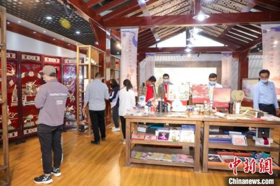 圖為甘肅“一會(huì)一節(jié)”期間，位于敦煌的天水市展館中，民眾觀賞文創(chuàng)產(chǎn)品?！「拭C省文化和旅游廳供圖