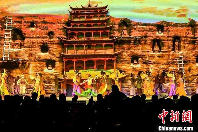開(kāi)幕式文藝展示“相約敦煌”，通過(guò)數(shù)字技術(shù)將莫高窟“搬到”演出現(xiàn)場(chǎng)?！「拭C省文化和旅游廳供圖