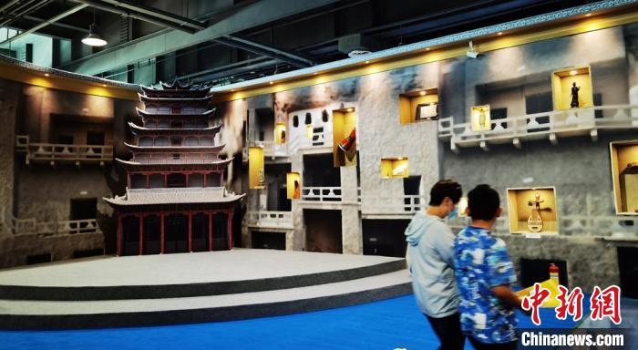 該展覽還借助科技手段，復(fù)原“藏經(jīng)洞”場(chǎng)景，將莫高窟“搬進(jìn)”展廳。　丁思 攝