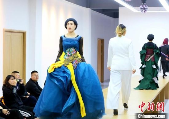 東鄉(xiāng)繡娘在T臺(tái)走秀。　高展 攝