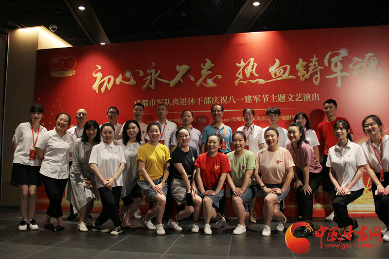 【蘭大新聞學(xué)子重走西北角】不變的軍旅情，不滅的舞臺夢——記原成都軍區(qū)政治部戰(zhàn)旗文工團國家一級演員楊思遠(yuǎn)