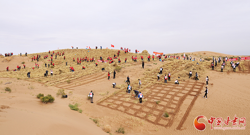 甘肅省委宣傳部、省文明辦、省志愿服務聯(lián)合會在古浪縣舉行壓沙主題文明實踐志愿服務活動