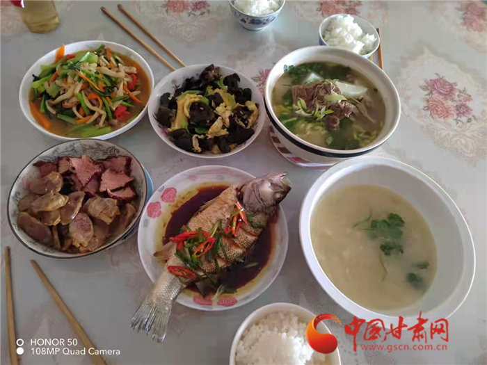 一頓家常菜最撫老人心  蘭州草場(chǎng)街街道重陽節(jié)走訪慰問退休職工