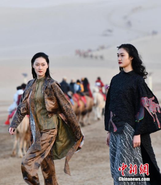 圖為敦煌服裝秀展示。 殷春永 攝