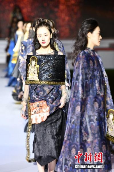 圖為敦煌服裝秀展示。 殷春永 攝