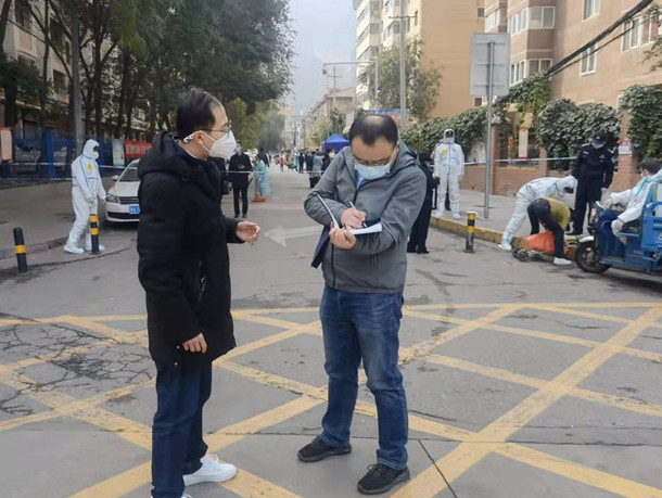 蘭州市紀委監(jiān)委干部下沉一線詳細詢問疫情防控情況。.jpg
