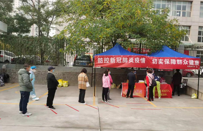 城關區(qū)紀委監(jiān)委各監(jiān)督檢查組督促各街道核酸檢測點落實“一米線”制度。.jpg