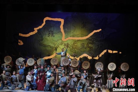 作為隴劇“梅花”，雷通霞在《大禹治水》中甘當(dāng)“綠葉”，該劇推出后，反響十分熱烈。(資料圖) 楊艷敏 攝