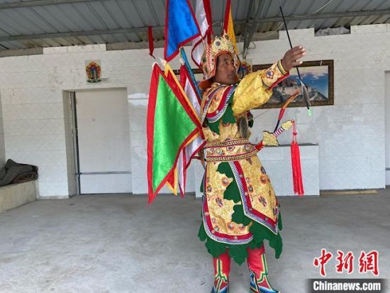 圖為完代才讓在外木村戲臺(tái)出演?！∷巫雨?攝