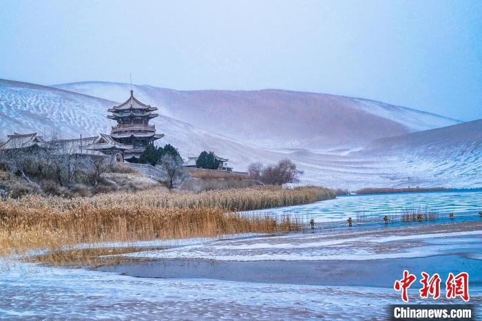 2021年11月28日，雪落鳴沙山月牙泉景區(qū)?！⊥醣筱y 攝