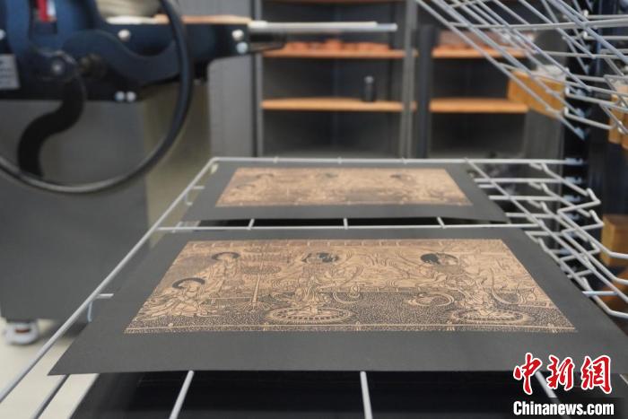 圖為徐晉林工作室制作的雕版敦煌壁畫印刷成品展示?！【琶赖┰?　攝