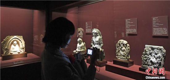 2018年8月，《平山郁夫的絲路世界——平山郁夫絲綢之路美術(shù)館文物展》在甘肅敦煌莫高窟開展。中新社記者 楊艷敏 攝