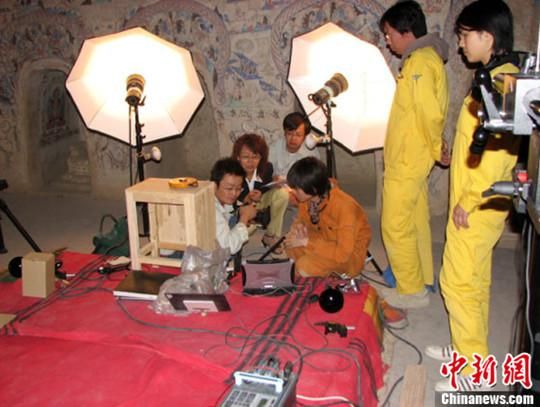 敦煌研究院與日本東京文化財研究所合作進行第285窟多光譜無損調(diào)查工作現(xiàn)場。中新社發(fā) 婁婕 供圖