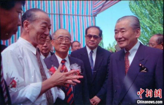 1994年8月，時任日本首相竹下登(右一)與時任敦煌研究院院長段文杰在莫高窟親切交談。中新社發(fā) 婁婕 供圖