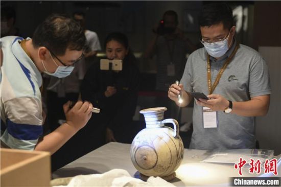 2020年6月，在長沙博物館舉行“從地中海到中國：絲路寶藏——平山郁夫絲綢之路美術(shù)館藏文物展”前，專家開箱鑒定文物。中新社記者 楊華峰 攝