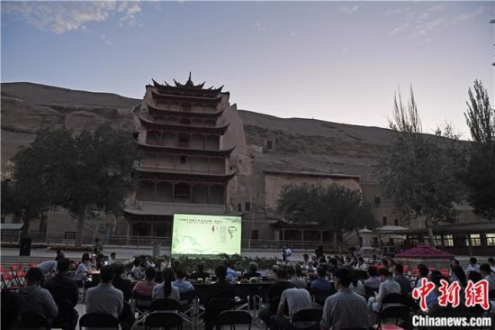 2018年8月，在敦煌莫高窟標志性建筑“九層樓”前，《回顧平山郁夫先生的貢獻》座談會舉行。來自中日兩國的專家、學(xué)者共同懷念這位情系敦煌數(shù)十載的繪畫巨匠、中日友好的文化使者、世界文化遺產(chǎn)的守護者。中新社記者 楊艷敏 攝