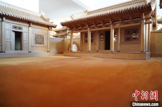 圖為微縮建筑蘭州四合院內(nèi)部結構?！【琶赖┰?　攝