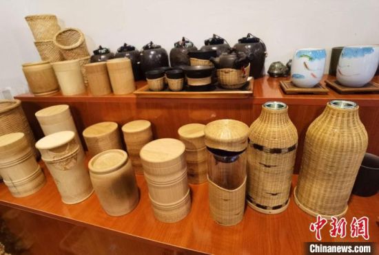 圖為展陳的一件件精致可愛的竹編農具工藝品?！●T志軍 攝