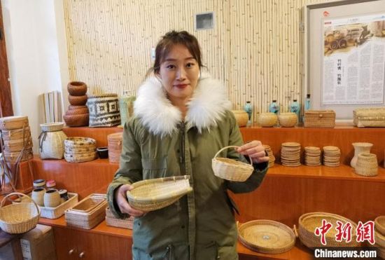 40多種精小玲瓏、純手工制作的新型盛食容器、居家工藝品等，每一件都令人愛不釋手。　馮志軍 攝