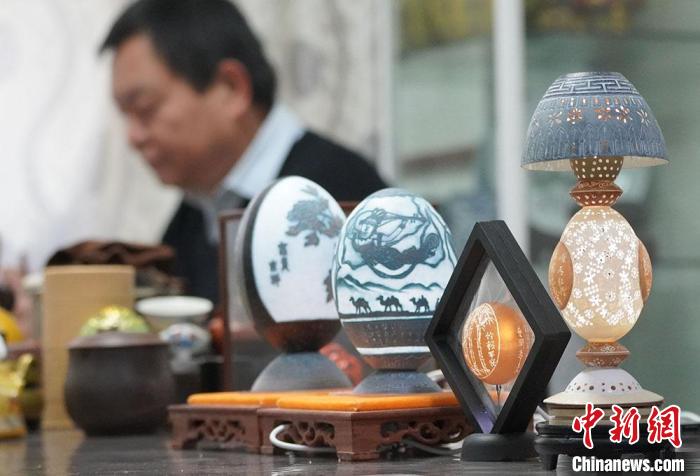 圖為吳義澤完成的蛋雕作品。　九美丹增 攝