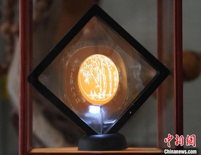 圖為吳義澤新包裝給蛋雕呈現(xiàn)立體感?！【琶赖ぴ?攝