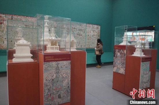 圖為觀眾欣賞數(shù)字復(fù)制壁畫?！【琶赖┰?攝