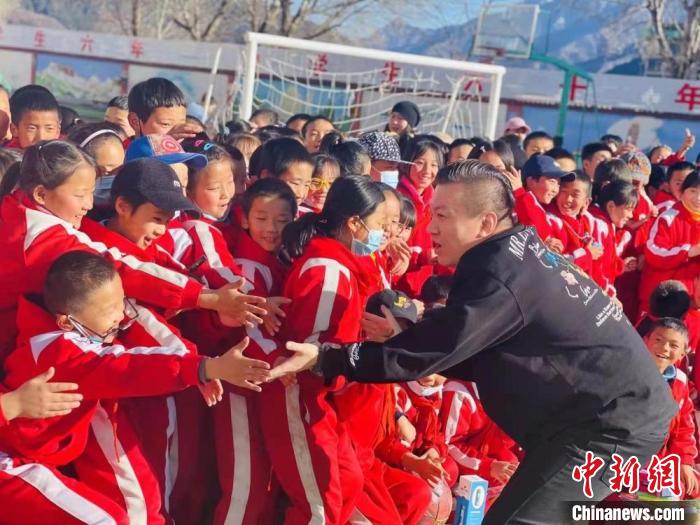 1月初，第五屆“街舞進藏鄉(xiāng)”公益助學活動在甘肅甘南結(jié)束，旨在讓藏族學子感受到街舞魅力?！￡惿菩?攝