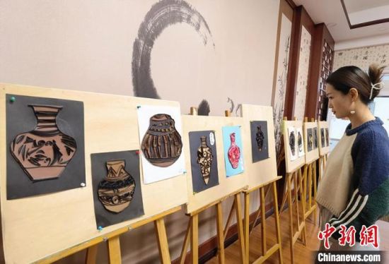 圖為學(xué)生用衍紙材料制作的彩陶紋飾?！⒂裉?攝