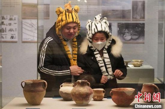 圖為市民戴虎頭帽在博物館內(nèi)參觀。九美旦增 攝