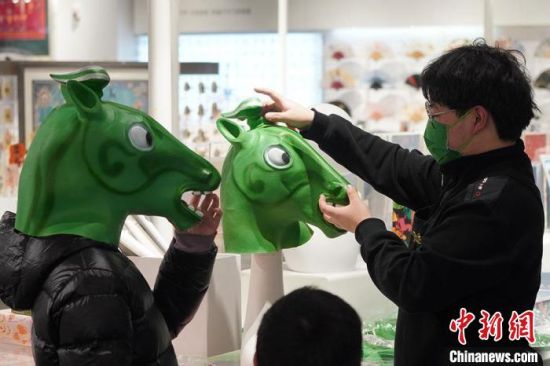 圖為“神馬來(lái)了”銅奔馬頭套?！【琶赖┰?攝