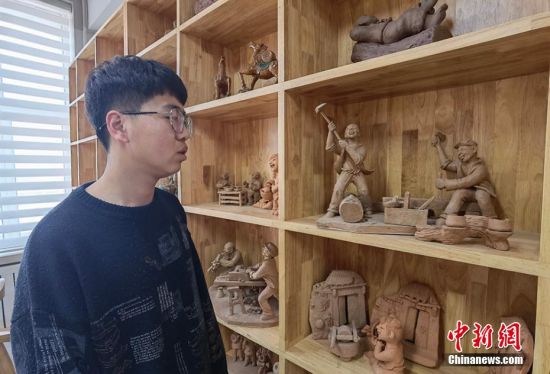 圖為學(xué)生介紹作品。 劉玉桃 攝