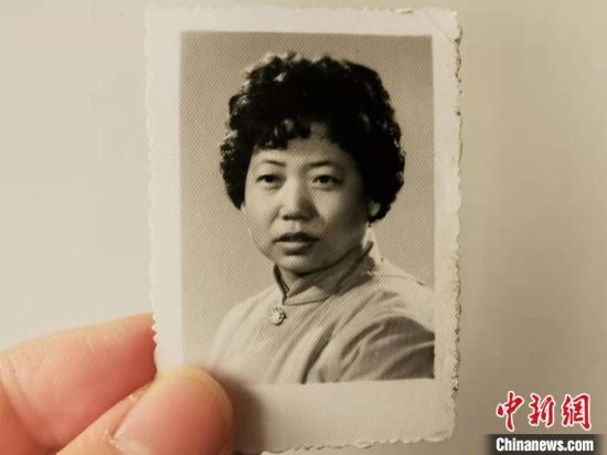 圖為20世紀80年代，蘭州照相館拍攝的人物肖像照，如今仍然有很多人選擇拍攝這樣的照片留作紀念。　王牧雨 攝