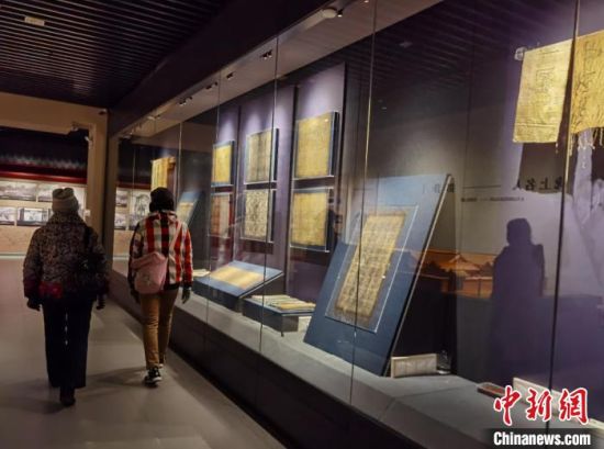 圖為蘭州市民參觀博物館展品。　徐雪 攝