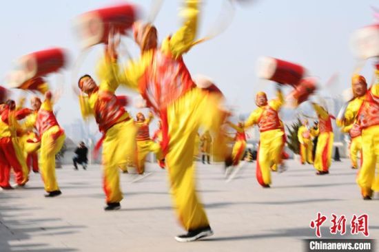 2019年2月19日，演員在黃河岸邊的蘭州水車(chē)博覽園內(nèi)進(jìn)行太平鼓表演，歡慶元宵佳節(jié)。(資料圖) 　楊艷敏 攝