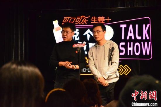 圖為脫口秀演員搭檔表演?！钅?攝