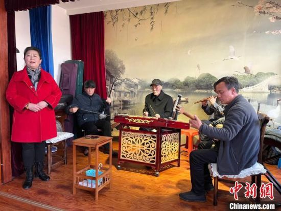 圖為蘭州鼓子表演者王常玉登臺(tái)演唱，她是這項(xiàng)入列國家級非物質(zhì)文化遺產(chǎn)的曲藝表演者中，為數(shù)不多的女演員?！堨下?攝