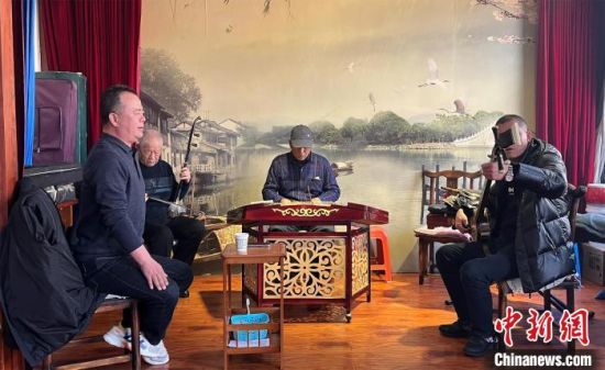 圖為蘭州鼓子愛好者在傳習(xí)所內(nèi)互相搭檔上臺(tái)演出?！堨下?攝