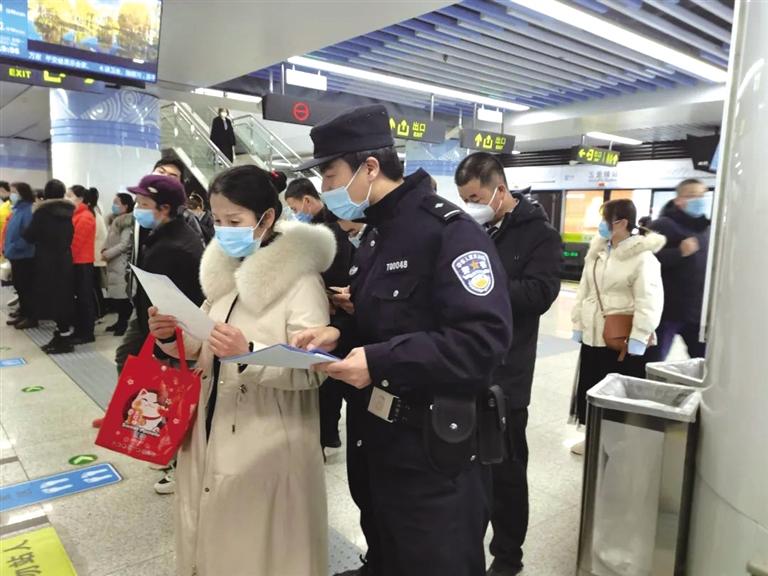 講解詐騙套路 普及“斷卡”常識 蘭州城關公安分局、交通治安分局聯(lián)合反詐宣傳進地鐵