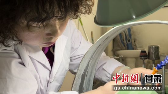 夜光杯制作學(xué)徒謝小琴坦言，雖工作枯燥，但是能夠掌握國家級非遺技藝是很自豪的。王牧雨 攝