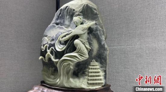 圖為李學(xué)平的玉雕作品?！「攥?攝