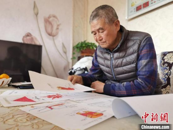 圖為陸鵬飛向記者展示多年帶隊的手寫筆記。　張婧 攝