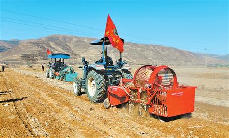 定西市隴西縣17個鄉(xiāng)鎮(zhèn)的農(nóng)機(jī)合作社、農(nóng)機(jī)手參加了農(nóng)機(jī)技能比賽和培訓(xùn)