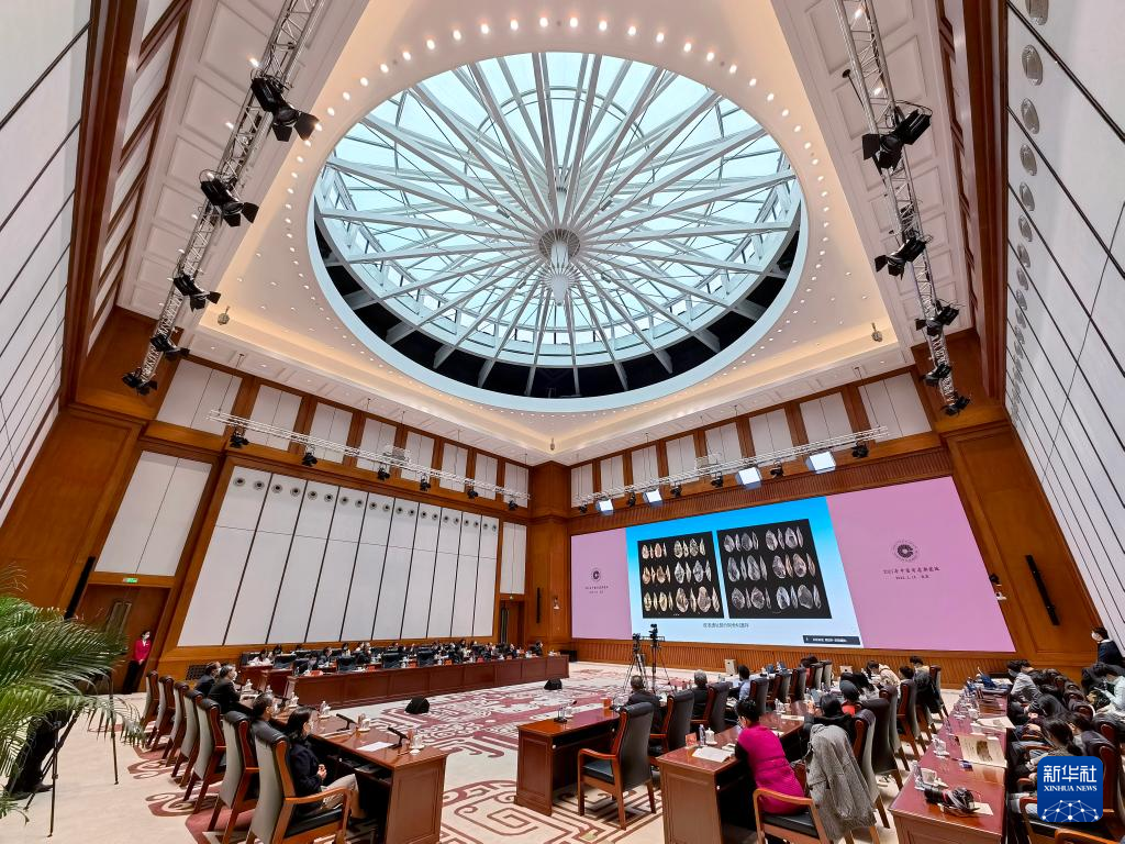 3月18日，“中國(guó)社會(huì)科學(xué)院考古學(xué)論壇·2021年中國(guó)考古新發(fā)現(xiàn)”進(jìn)行入選項(xiàng)目報(bào)告環(huán)節(jié)（手機(jī)照片）。