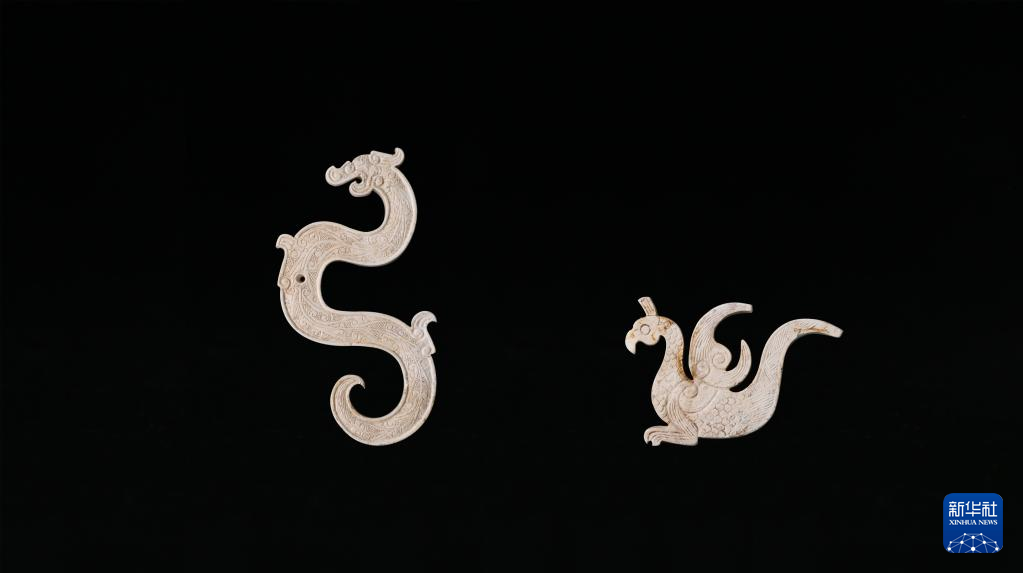 江西樟樹(shù)市國(guó)字山戰(zhàn)國(guó)墓葬出土玉龍、玉鳳（資料圖）。