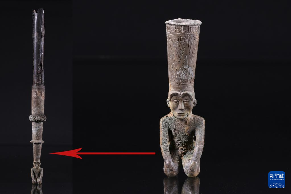江西樟樹(shù)市國(guó)字山戰(zhàn)國(guó)墓葬出土銅跽坐人鐓（資料圖）。