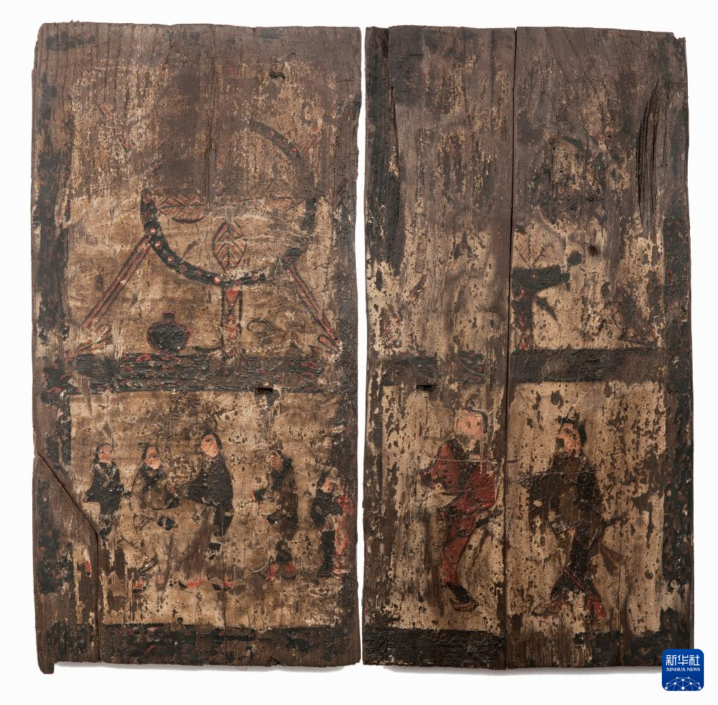 湖北云夢(mèng)縣鄭家湖戰(zhàn)國(guó)秦漢墓地的一處板門(mén)繪畫(huà)（資料圖）。