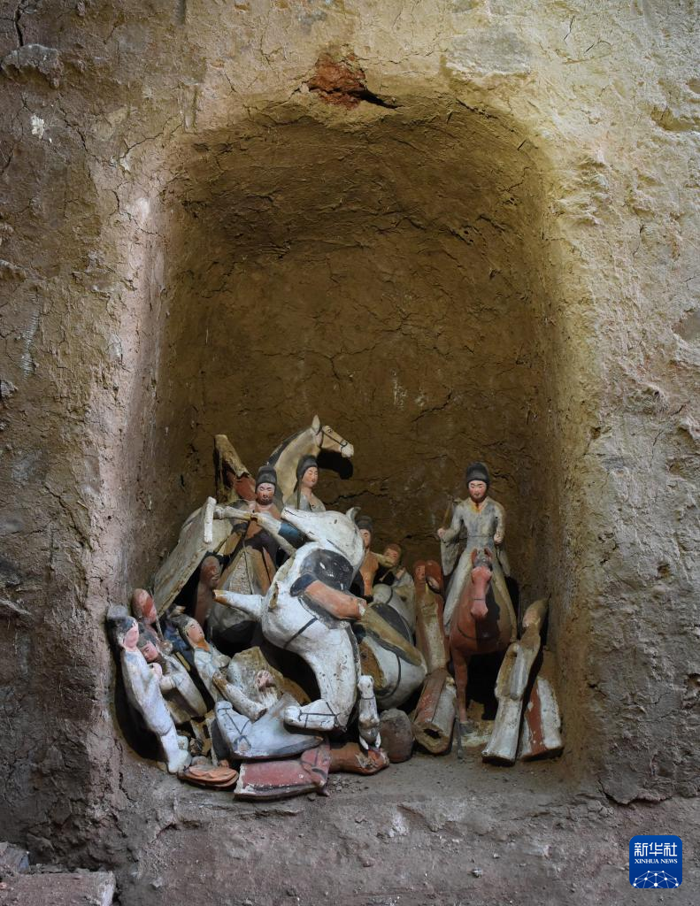 甘肅武威市唐代吐谷渾王族墓葬群慕容智墓墓道壁龕出土儀仗俑群（資料圖）。