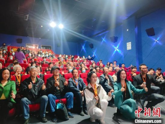 《浴血誓言》主創(chuàng)團隊與到場的紅軍后代合影。　陳選斌 攝