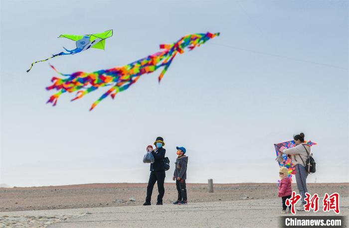 圖為孩童在父母的陪伴下放風(fēng)箏?！⊥醣筱y 攝